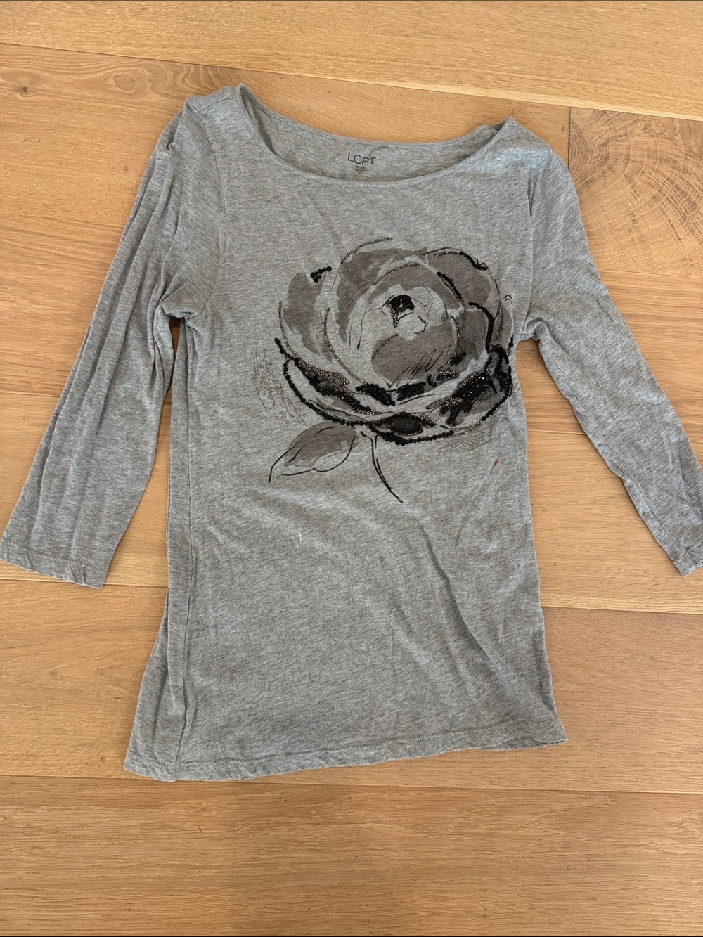 LOFT Outlet Gray Three-Quarter Sleeve Floral Scoop-Neck Women’s Tee size M